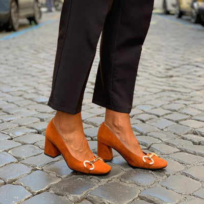 NORTHLINE STUDIO | Elegant Pumps with Gold Detail
